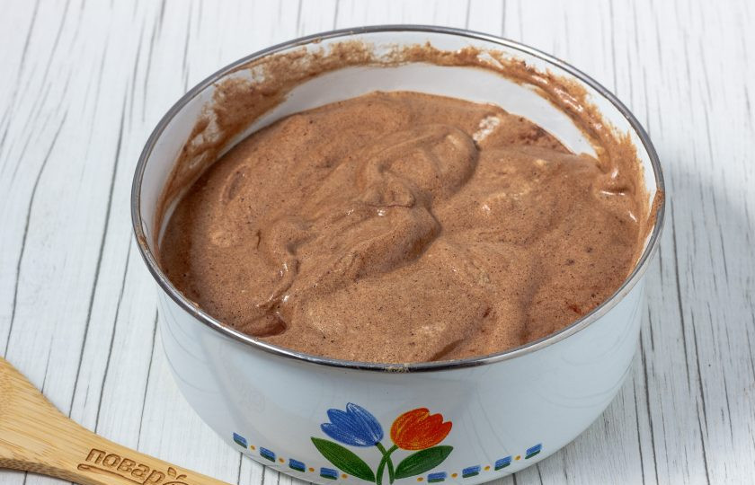 1. Этап. Шоколадный бисквитный рулет: В 2-3 приема добавьте в полученную массу белки и размешайте лопаткой снизу вверх до однородного теста.