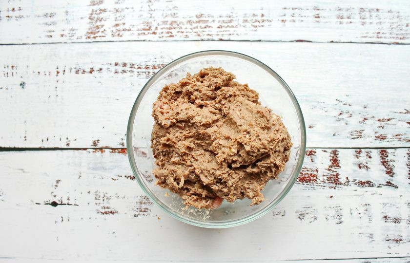 1. Этап. Куриные рулетики замороженные: Обжаренную печень с грибами и половину куриной грудки пропустите через мясорубку. Массу посолите, поперчите и перемешайте.