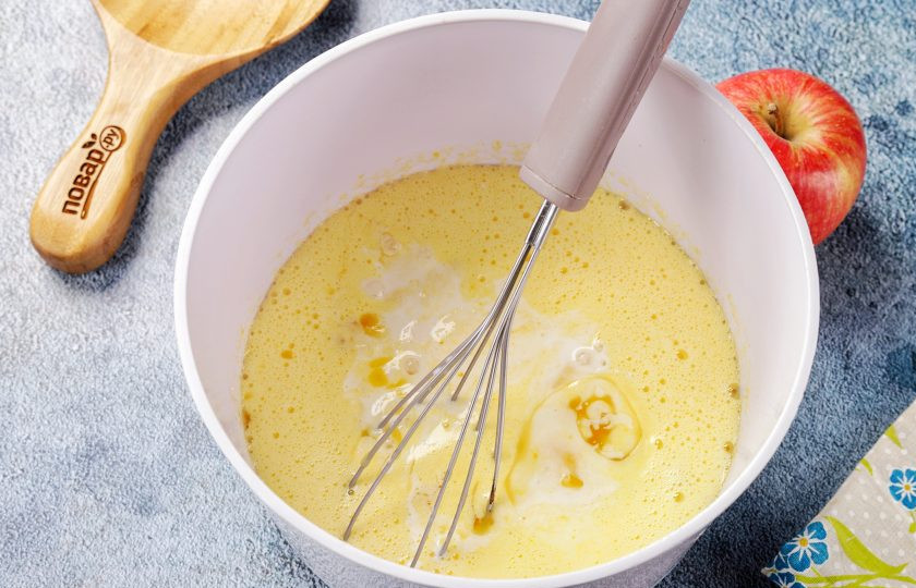 1. Этап. Заливной пирог на кефире с яблоками: Добавьте кефир и растопленное сливочное масло.