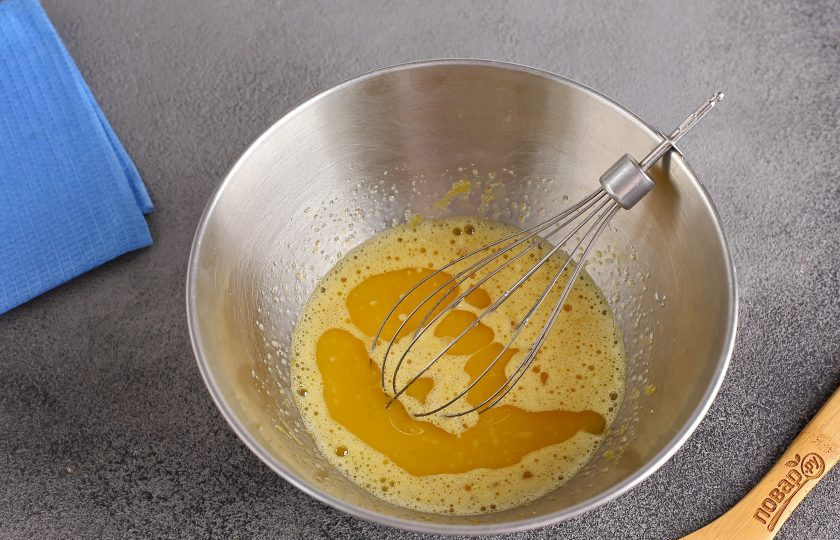 1. Этап. Кекс из амарантовой муки: Добавьте масло.