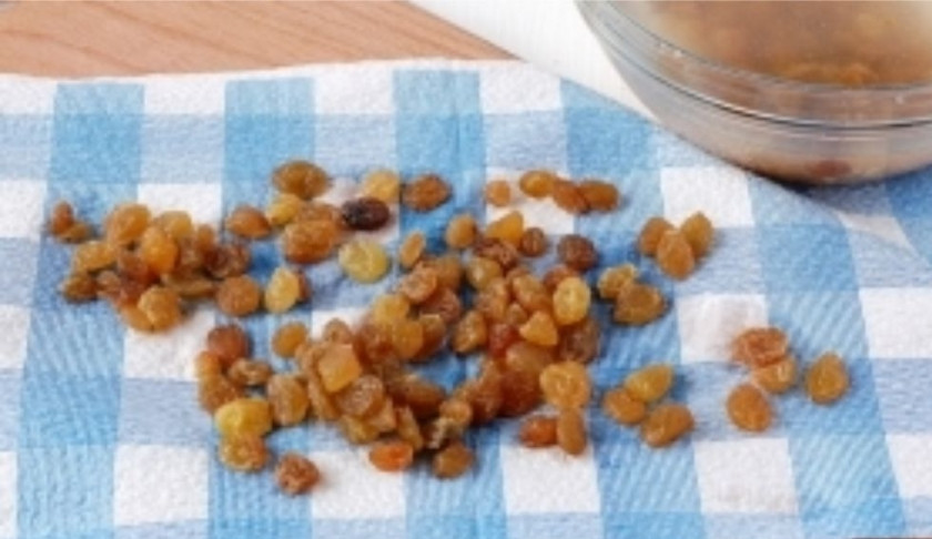 1. Этап. Пшеничная кутья: 5. Изюм залейте кипятком на 10 минут и дайте ему набухнуть. После обсушите на бумажном полотенце.