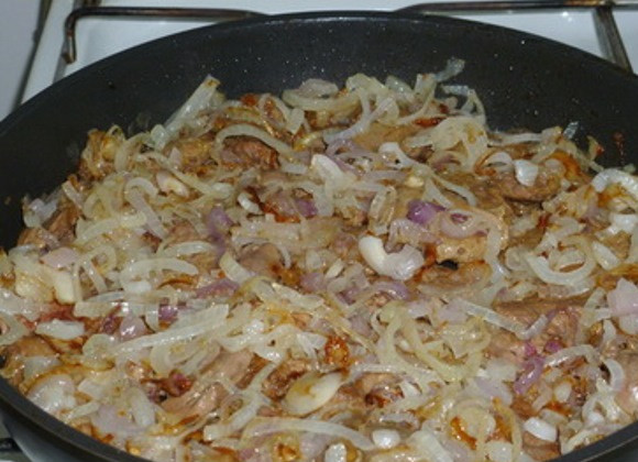 1. Этап. Куриная печень в сметане: Поверх печени выложите лук.