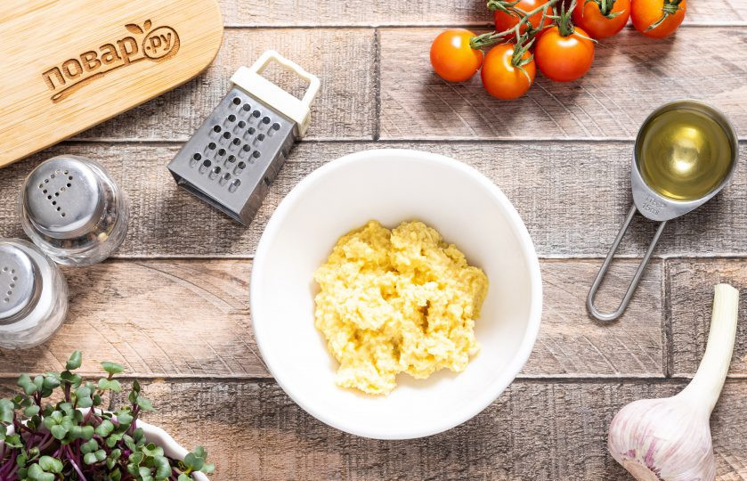 1. Этап. Гренки в аэрогриле: Чеснок очистите, натрите на мелкой терке или пропустите через пресс. Добавьте в чесночное пюре оливковое масло, посолите и поперчите. Все перемешайте.