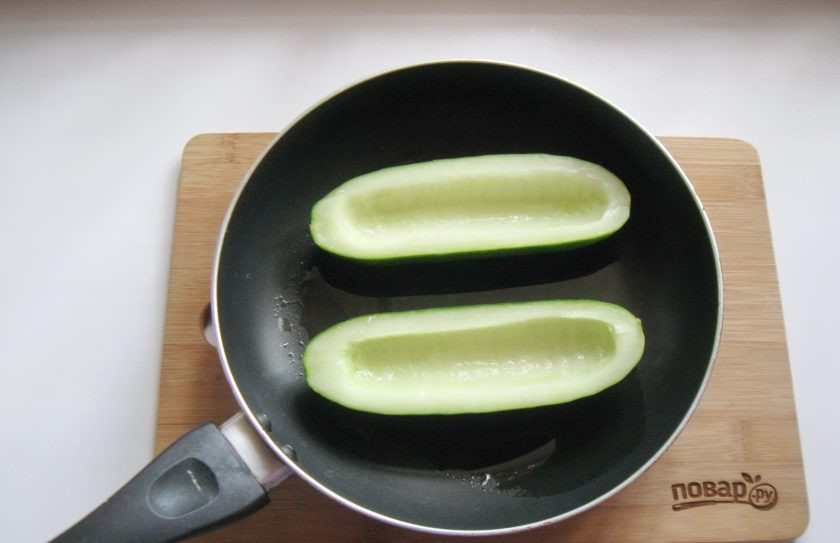 1. Этап. Жареные огурцы с грибами: Выложите огурец в сковороду с небольшим количеством подсолнечного масла и обжарьте со всех сторон.
