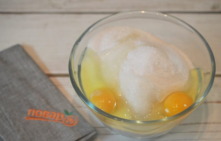 1. Этап. Баранья лопатка в соляной корочке: 3. Яйца смешайте с солью и хорошо перемешайте до однородного состояния.