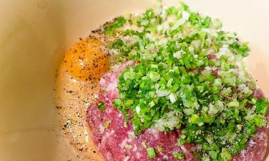 1. Этап. Борщ сибирский: 12. И последний этап – это то, что отличает данный рецепт от всех остальных. В глубокую мисочку отправьте фарш. Посолите, поперчите по вкусу, всыпьте измельченную зелень и вбейте яйцо. Все как следует перемешайте.