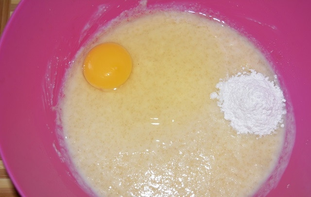 1. Этап. Манный пирог с ягодой: 3. После вбейте яйцо, добавьте разрыхлитель (можно соду).