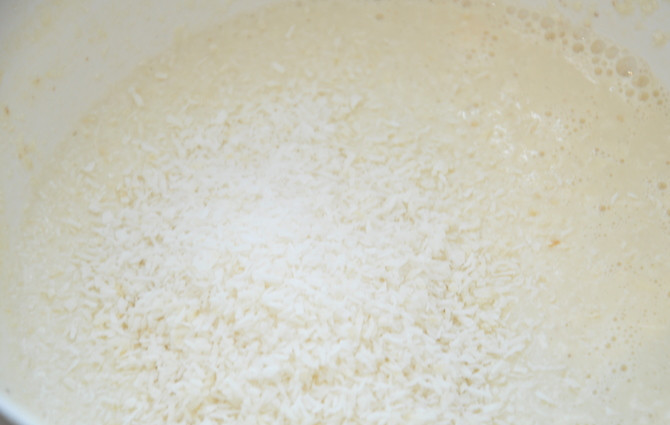 1. Этап. Вегетарианские сырники: Потом добавляем кокосовую стружку, сахар и соль.