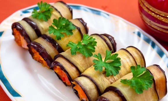 1. Этап. Канапе из баклажанов: 4. Подаем со шпажками, если собираетесь делать горячую закуску, или же остудите полностью и подавайте просто рулетиками. Приятного аппетита!