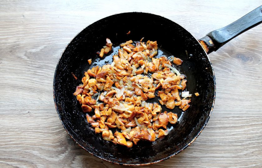1. Этап. Перловка с лисичками: Обжаривайте грибы на среднем огне до готовности, перемешивая. На это уйдет примерно 12 минут.
