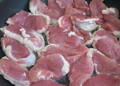 1. Этап. Азу из свинины в горшочках: Свинину моем и тоже режем произвольными кусочками.