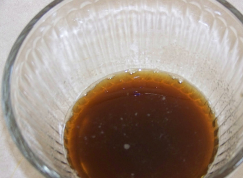 1. Этап. Свинина жареная с болгарским перцем: 7. Осталось дело за малым - сделать соус. Для его приготовления необходимо соединить соевый и рыбный соус, а также добавить немного воды и сахара.