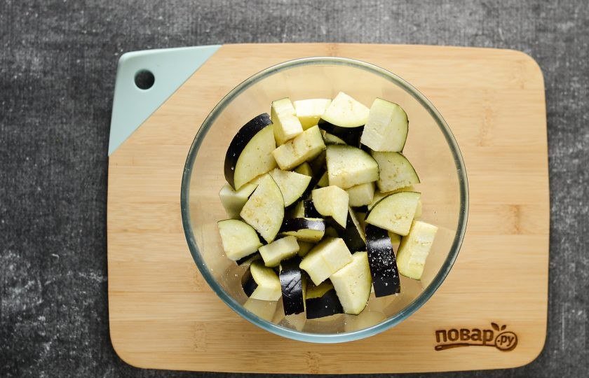 1. Этап. Соте из баклажанов: Баклажан помойте, нарежьте на дольки средней толщины. Посолите и оставьте на 20-30 минут.