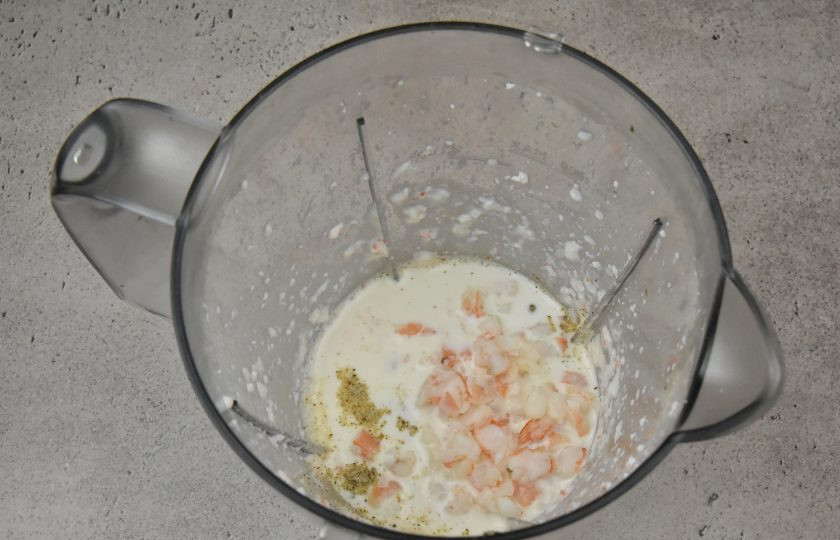 1. Этап. Суфле из креветок и крабовых палочек: Добавьте нарезанные креветки и перемешайте смесь.