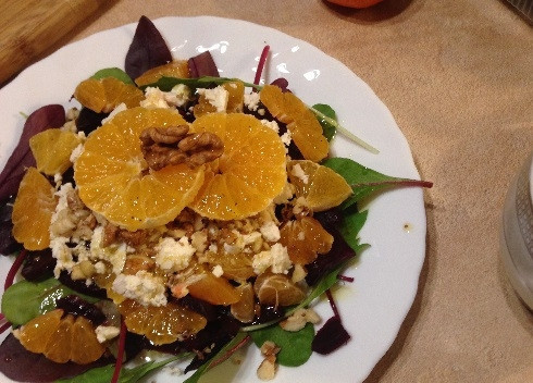 1. Этап. Потрясающая свекла от Джейми Оливера: Для заправки смешаем сок одного мандарина, оливковое масло и винный уксус. Поливаем салат и украшаем. Готово!