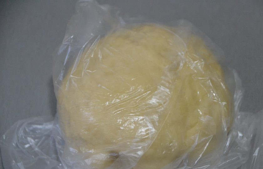 1. Этап. Яблочный пирог Вуаль невесты: Уберите тесто в пакет на 30 минут.