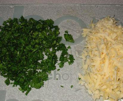 1. Этап. Рыбный пирог с сыром Чеддер: 1. Разогреть духовку до 180 градусов Цельсия. Натереть сыр Чеддер на терке. Почистить и нарезать картофель кубиками. Мелко нарезать петрушку. Форму для выпечки смазать растительным маслом. Положить картофель в кастрюлю с холодной водой и поставить на средний огонь. Посолить. Рыбу кожей вниз выложить на форму для выпечки. Приправить ее солью и перцем. Полить рыбу молоком, так чтобы оно покрыло всего половину рыбы. Когда картофель начнет кипеть, положить рыбу в духовку. Дать рыбе и картофелю готовиться 20 минут. Пока готовится картофель и рыба, обварить горошек в воде 3 минуты и процедить. Когда картофель приготовится, его нужно процедить и отложить.