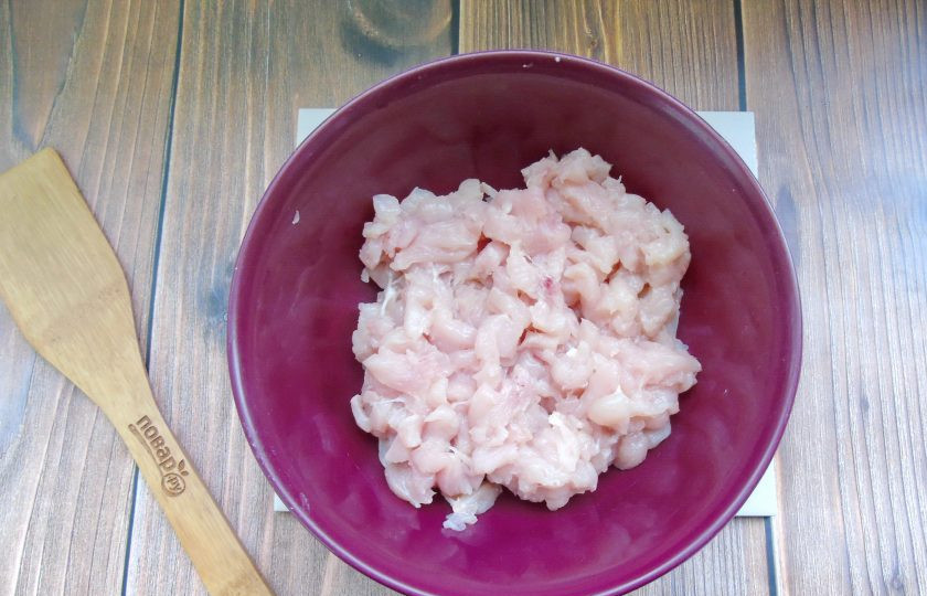 1. Этап. Рубленые котлеты из индейки и тыквы в духовке: Филе индейки помойте, немного отбейте и мелко нарежьте. Выложите в миску.