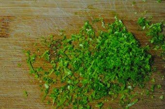 1. Этап. Лаймовый чизкейк: С одного лайма натираем цедру на мелкой терке.