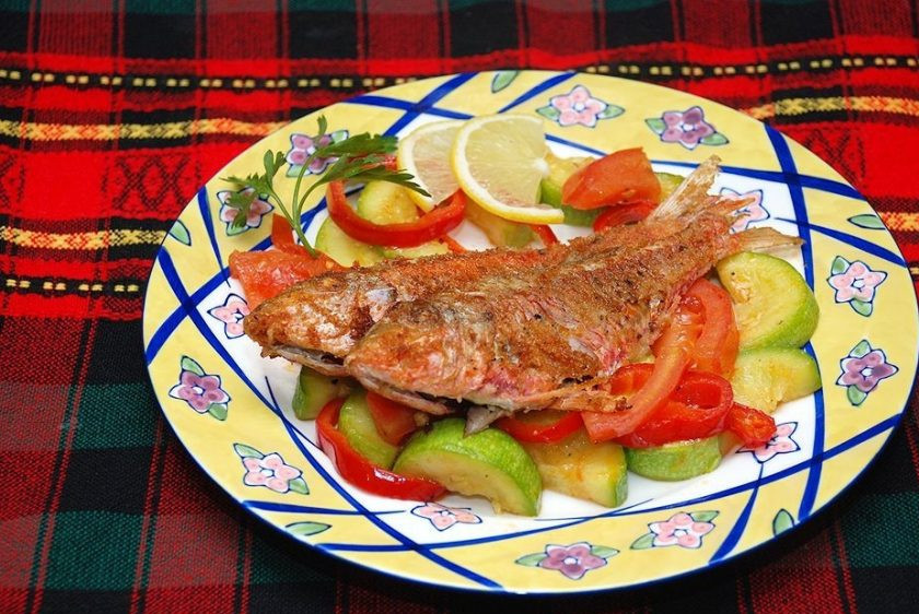 1. Этап. Рыба жаренная по-итальянски: Выложите барабульку на овощи в тарелку. Блюдо готово. Приятного аппетита!