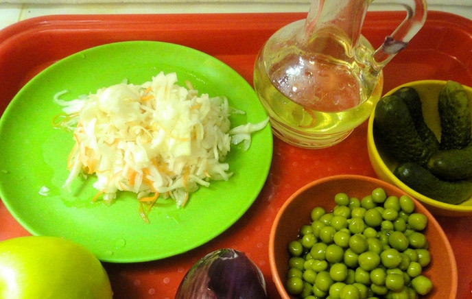 1. Этап. Салат из квашеной капусты и огурцов: 1. Вот так выглядят все наши ингредиенты. Лук рекомендую брать красный, он не так горчит.