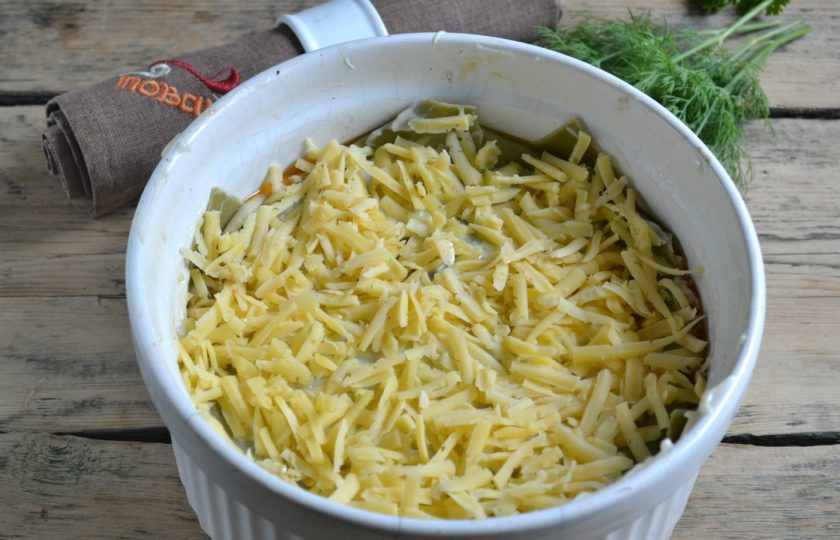 1. Этап. Лазанья классическая: Сверху смажьте соусом и присыпте тертым твердым сыром, отправьте в разогретую до 180 градусов духовку на 15-20 минут.