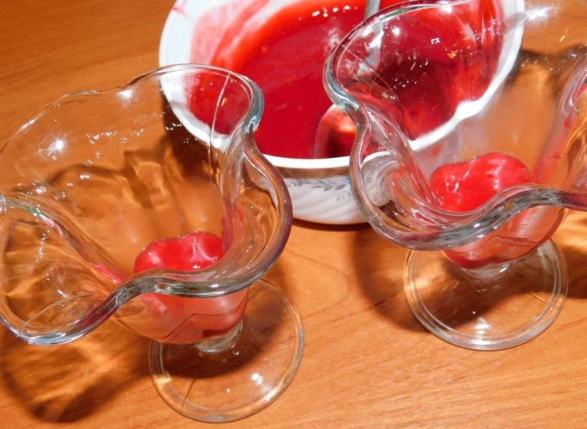 1. Этап. Творожно-сливочный десерт с малиновым пюре: Разложите немного малинового пюре по креманкам.