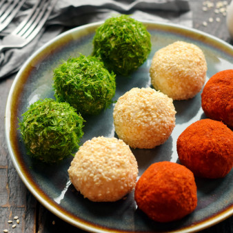 Разноцветные сырные шарики