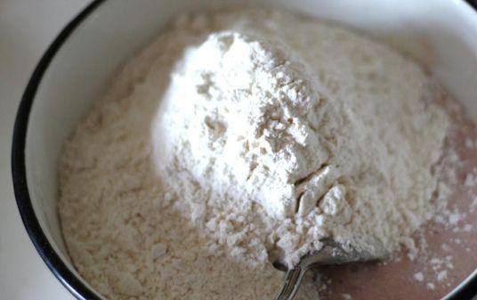 1. Этап. Пирог Банкрот: Постепенно всыпать два с половиной стакана муки. Размешивать, чтоб не было комочков.