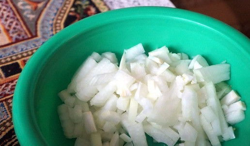 1. Этап. Зимний овощной суп с говядиной: Репчатый лук порезать кубиком.