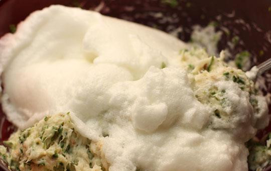 1. Этап. Суфле из трески: Теперь добавляем к рыбе взбитые белки, аккуратно перемешиваем.