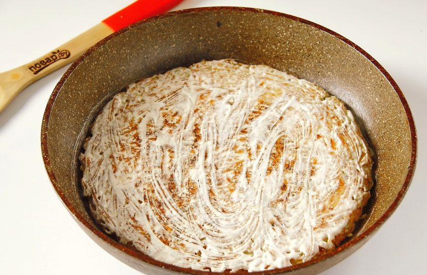 1. Этап. Картофельная запеканка на сковороде: Сметану смешайте с горчицей и смажьте ею картофельный 