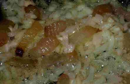 1. Этап. Гуляш из баранины с подливкой: Готовить гуляш будем в большой сковороде. Разогреваем сковороду с маслом и поджариваем шпик, затем добавляем к нему нарезанный лук и чеснок.