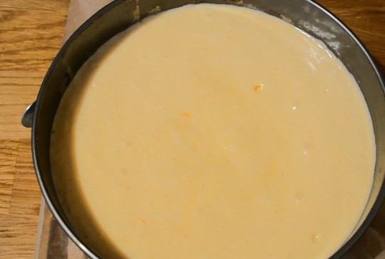 1. Этап. Фруктовый торт с масляно-заварным кремом: 1. Для приготовления бисквита взбейте яйца с сахаром и солью до пышных пиков. Вливайте тонкой струйкой сок, продолжая взбивать. Отдельно просейте сухие ингредиенты: муку, крахмал, разрыхлитель. Введите их небольшими порциями, чтобы тесто получилось без комочков. Вылейте тесто в жаропрочную форму, застеленную пергаментом.