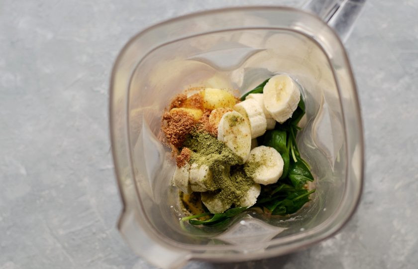 1. Этап. Смузи с матча: Измельчите все ингредиенты в блендере до однородной консистенции.