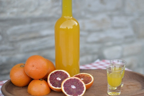 1. Этап. Оранчелло: 5. Разливаю напиток по бутылкам, отправляю напиток на хранение в холодильник еще на неделю, после он полностью готов.