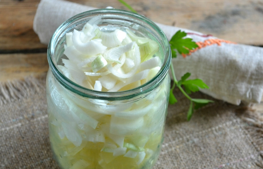 1. Этап. Лук в томатной заливке на зиму: В подготовленную стерилизованную банку сначала положите слой перца, где-то треть баночки, затем слой лука.