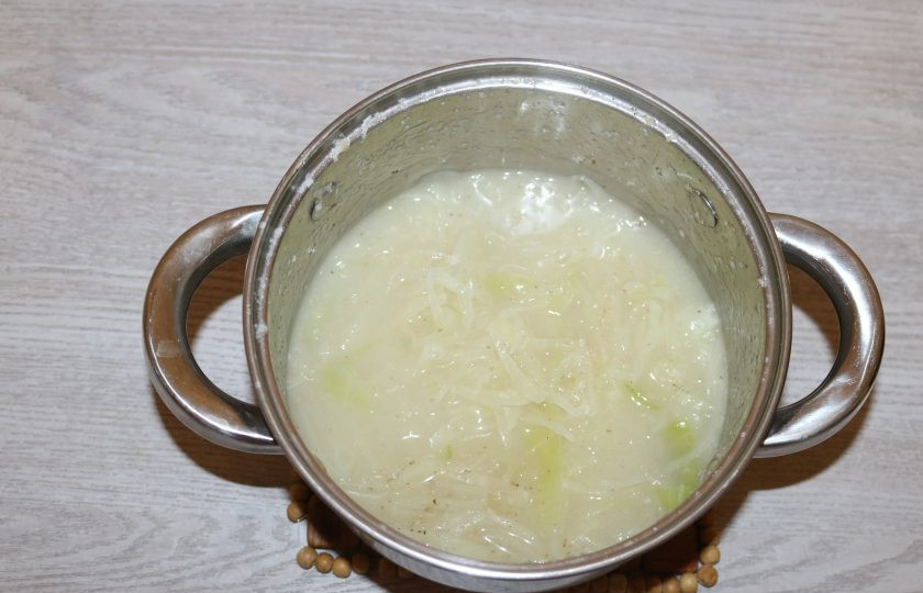 1. Этап. Капустный броуз: Посолите, поперчите, перемешайте, варите на медленном огне 30 минут.