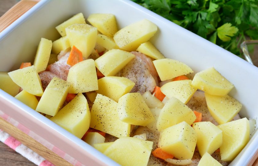 1. Этап. Жаркое в духовке с овощами: Выложите сверху крупно нарезанный почищенный картофель. Посолите и поперчите по вкусу.
