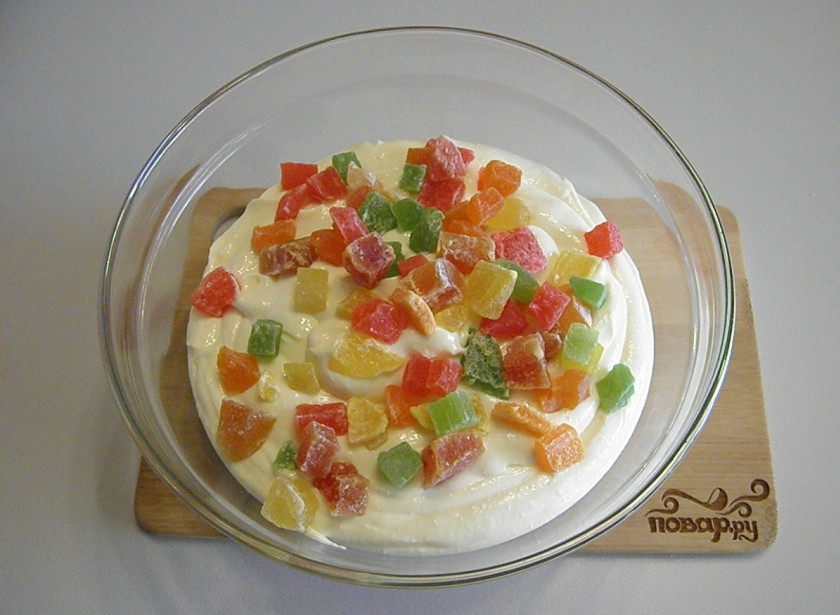 1. Этап. Творожная запеканка с цукатами: Добавьте в творожную смесь цукаты. В предварительной обработке они не нуждаются. Цукаты выбирайте на свой вкус, можно разнообразить их вяленой клюквой, курагой, черносливом, вишней, изюмом и т.д. Я выбрала сушеный ананас. Перемешайте творог с цукатами.