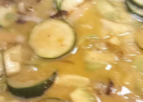 1. Этап. Суп-пюре с авокадо и цуккини: Влить кокосовое молоко. Варить пару минут. Добавить соль, копчёную паприку, красный жгучий перец.