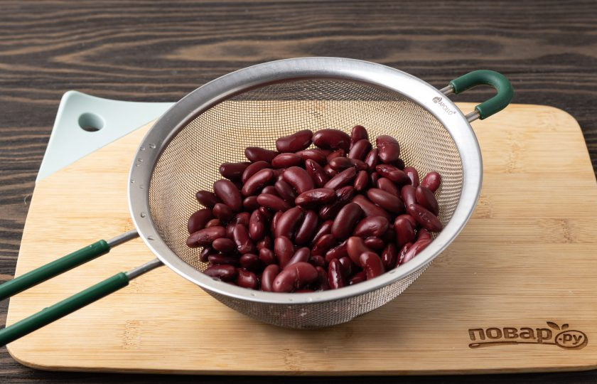 1. Этап. Салат из фасоли с морковью и луком: Консервированную фасоль откиньте на сито и промойте, дайте стечь воде и слегка обсушите.