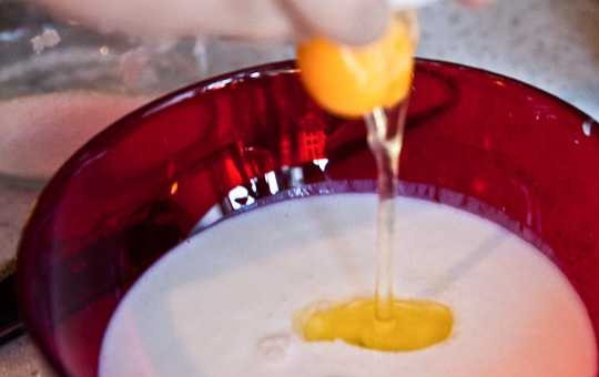 1. Этап. Оладушки на кефире без соды: 3. Добавьте куриное яйцо, разрыхлитель и хорошенько перемешайте.