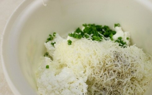 1. Этап. Картофельные пампушки: 2. В отдельную емкость положите творог, потертый пармезан, мелко порезанный зеленый лук. Добавьте сливок, посолите и поперчите.