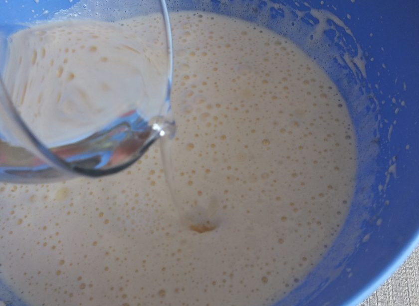 1. Этап. Итальянский кекс: Добавьте масло, воду и хорошо взбейте.