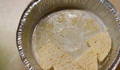 1. Этап. Шарлотка из сухарей с яблоками: Сухари уложить в форму.