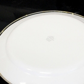 1. Этап. Испанская тортилья: 6. Понизьте огонь до средне-медленного, накройте сковороду крышкой и жарьте тортилью под крышкой в течение 2-3 минут. Затем снимите крышку и вместо нее положите большую тарелку.