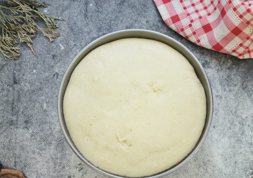 1. Этап. Очень мягкий пасхальный кулич: Миску с тестом покройте и уберите в теплое место для подъема на 1.5-2 часа.