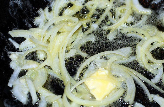 1. Этап. Перкельт из свинины: 2. Рецепт приготовления перкельта из свинины совершенно не сложный. Сперва нужно отправить на сковороду с толстым дном сливочное масло и растопить его. За это время очистить и нарезать луковицу. Отправить лук на сковороду и слегка обжарить. В оригинальном рецепте используется сало, так что если оно оказалось под рукой, то можно заменить им масло.