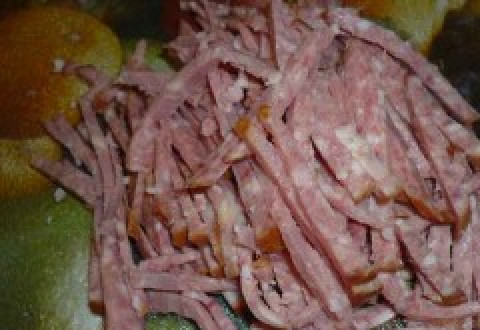 1. Этап. Салат Козел в огороде: 5. Если салат готовится в сжатые сроки, то можно использовать колбасу, ветчину или другие копчености. При желании можно заранее отварить мясо, лучше нежирную говядину. Колбасу или мясо нарезать брусочками, приблизительно такого же размера, как и картофель.